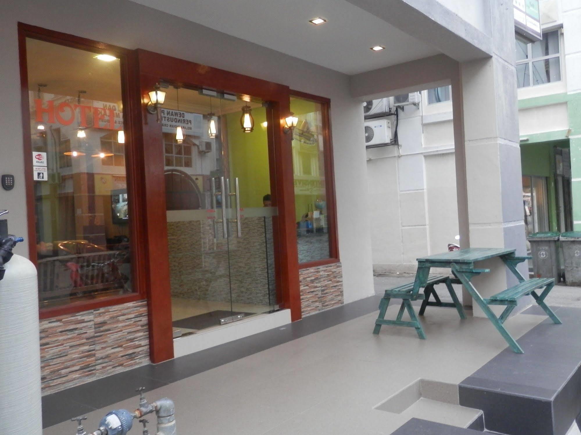 Malacca Travellers Planet Hotel & Guesthouse מראה חיצוני תמונה